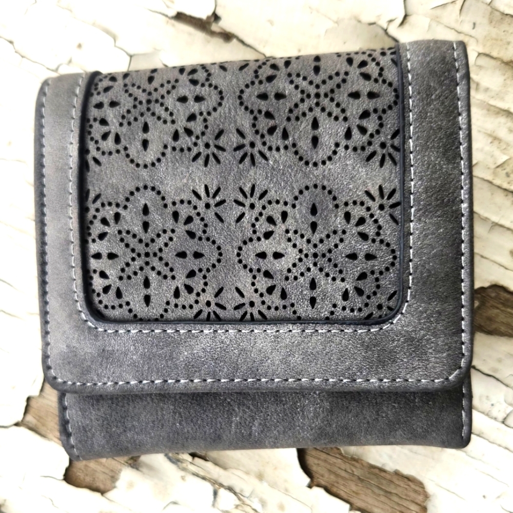 Women's All Leather Tri Fold Wallet. (NWOT)